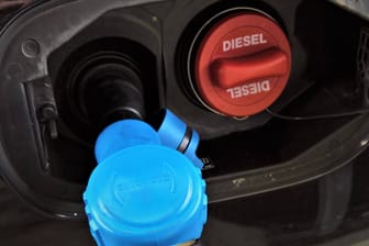 Diesel tanken: Wer nur wenig fährt, sollte rechtzeitig Winterdiesel nachfüllen.