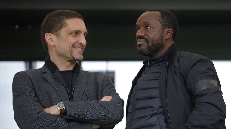 Ben Manga (rechts) im Gespräch mit Eintracht-Vorstand Oliver Frankenbach (Archivbild): Manga arbeitet inzwischen für den FC Watford in England.