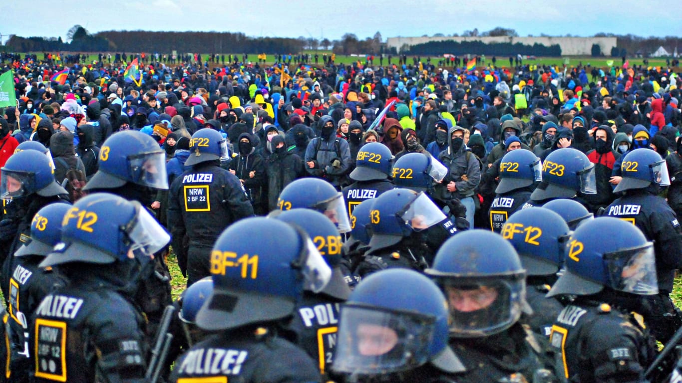 Einsatzkräfte in Lützerath (Archivbild): Bei den Protesten wurden 600 Straftaten registriert.