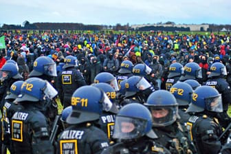 Einsatzkräfte in Lützerath (Archivbild): Bei den Protesten wurden 600 Straftaten registriert.