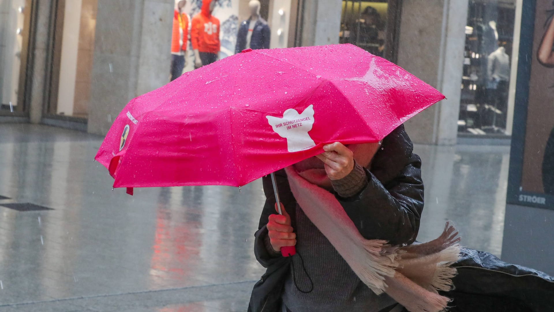 Eine Frau mit einem auffälligen Regenschirm in Hannovers City (Archivbild): Im Norden ist mit Sturmböen zu rechnen.