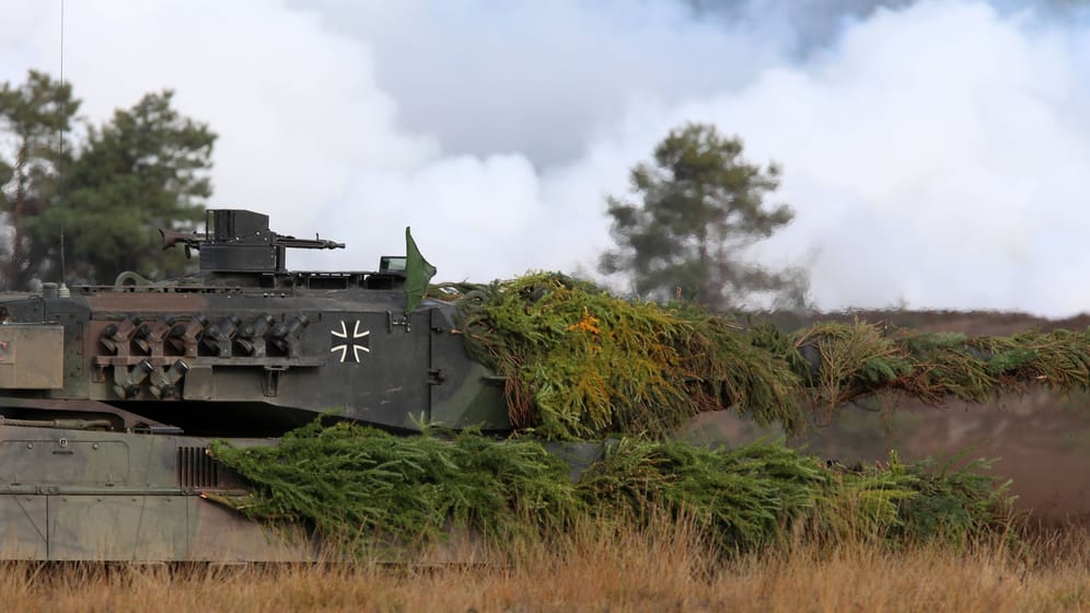 Kampfpanzer Leopard 2 auf einem Truppenübungsplatz in Deutschland: Eine russische Behörde hat angeblich eine Prämie auf die Zerstörung oder Eroberung des westlichen Panzers ausgesetzt.