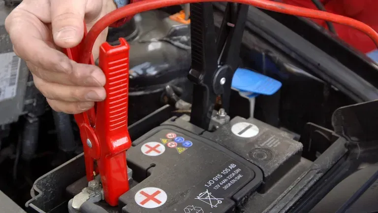 Starthilfe: Die Batterie eines Motorrads lässt sich auch mit einer Autobatterie überbrücken.
