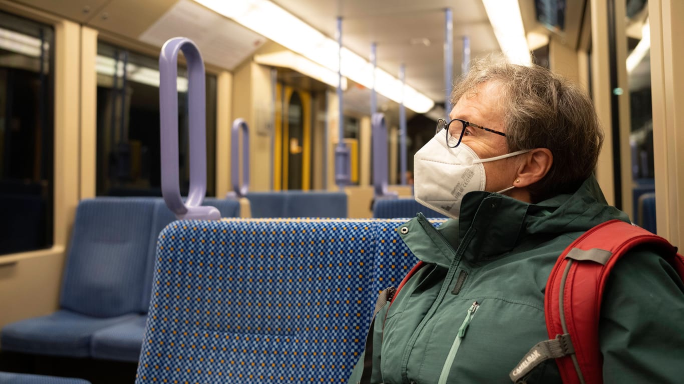 Eine Frau sitzt mit Maske in der Stuttgarter Stadtbahn: Bald ist der Mundschutz in Baden-Württemberg nicht mehr vorgeschrieben.