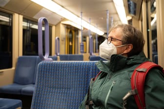 Eine Frau sitzt mit Maske in der Stuttgarter Stadtbahn: Bald ist der Mundschutz in Baden-Württemberg nicht mehr vorgeschrieben.