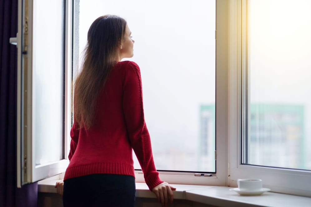 Hohe Luftfeuchtigkeit in der Wohnung trotz Lüften: Mit komplett geöffneten Fenster entweicht die Luftfeuchtigkeit komplett.