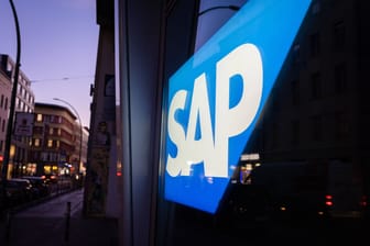 Ein Logo des Unternehmens SAP: Das Unternehmen reiht sich in die jüngste Entlassungswelle in der weltweiten Technologiebranche ein.