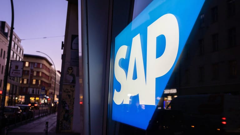 Ein Logo des Unternehmens SAP: Das Unternehmen reiht sich in die jüngste Entlassungswelle in der weltweiten Technologiebranche ein.