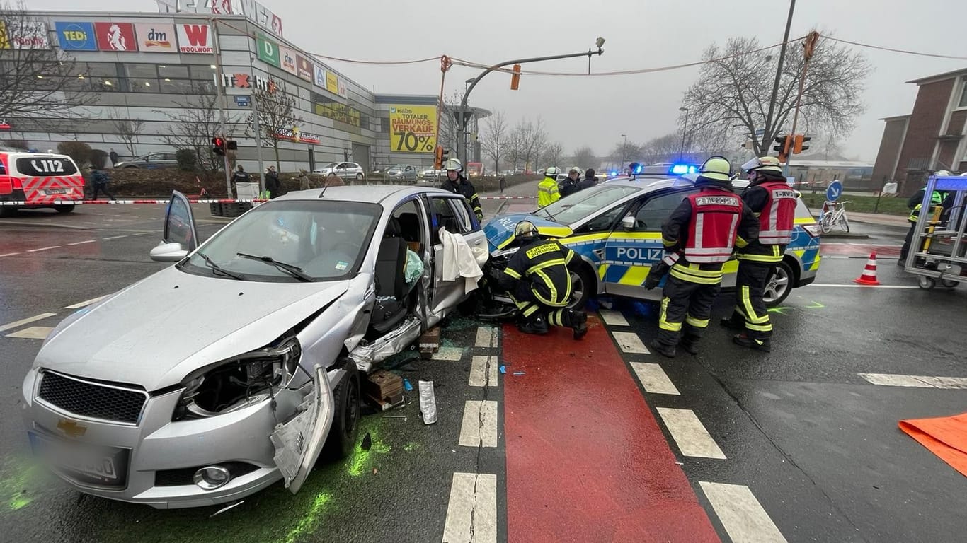 Ein Unfall eines Streifenwagens mit einem Pkw: In der Dortmunder Nordstadt krachte es auf einer Kreuzung.