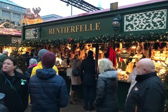 Am Weihnachtsmarktstand "Rentierfelle" gab es Marderhundfelle zu kaufen: Das sorgte für eine Debatte um ein Pelzverkaufsverbot in Hamburg.