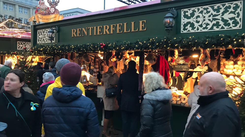 Am Weihnachtsmarktstand "Rentierfelle" gab es Marderhundfelle zu kaufen: Das sorgte für eine Debatte um ein Pelzverkaufsverbot in Hamburg.