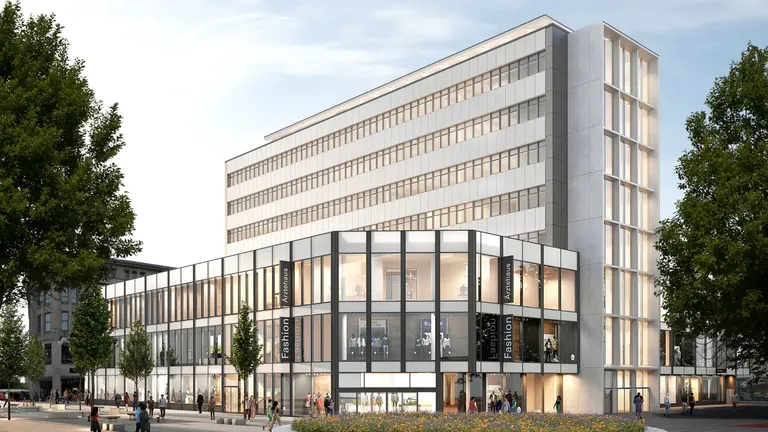 Der repräsentative Haupteingang des fünfgeschossigen Eckgebäudes in der Innenstadt: Umbaupläne liegen vor.