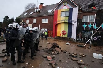 Räumung in Lützerath: Die Polizei geht seit den Morgenstunden gegen die Aktivisten vor.