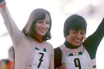 Rosi Mittermaier (rechts) und die Österreicherin Brigitte Totschnig (Archivbild): Die beiden Frauen lieferten sich bei den Olympischen Winterspielen 1976 einen dramatischen Kampf.