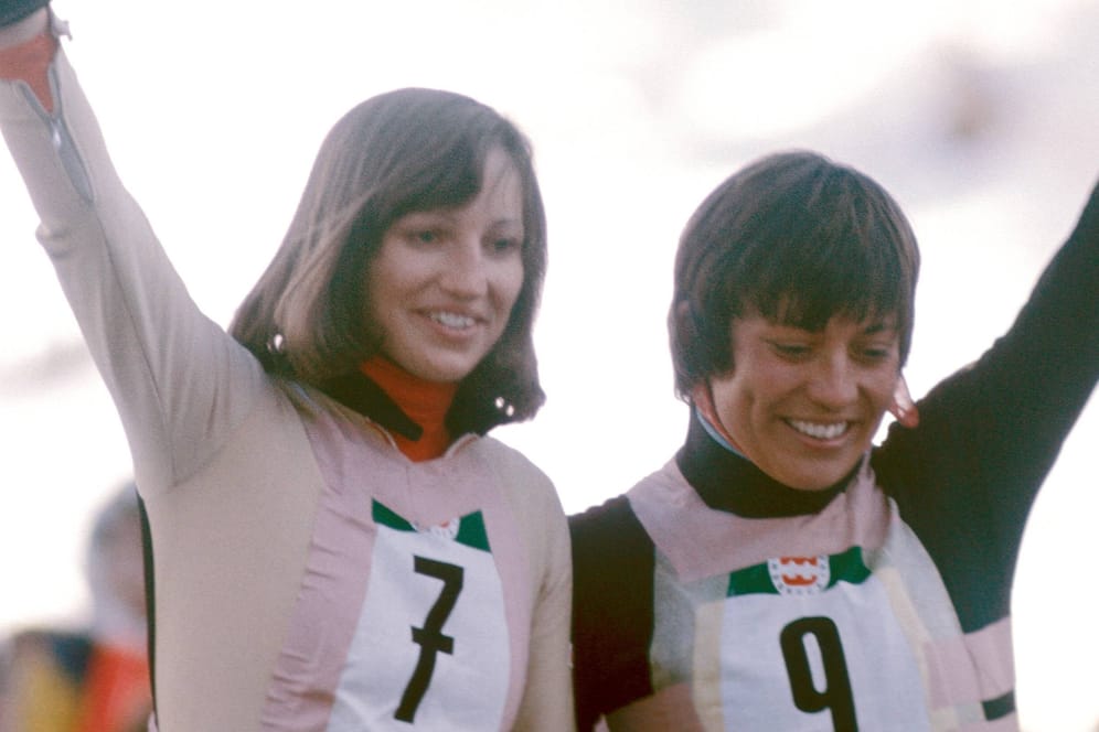 Rosi Mittermaier (rechts) und die Österreicherin Brigitte Totschnig (Archivbild): Die beiden Frauen lieferten sich bei den Olympischen Winterspielen 1976 einen dramatischen Kampf.