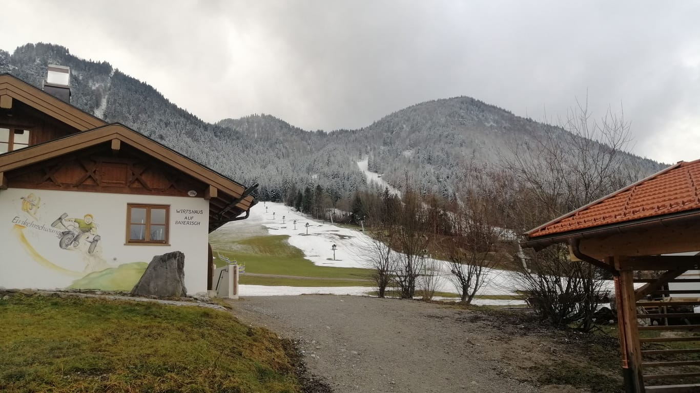 Viele Skischulen, Lifte und Gasthäuser am Brauneck haben aktuell geschlossen. Dennoch herrscht im Wintersportort Lenggries keine Untergangsstimmung.