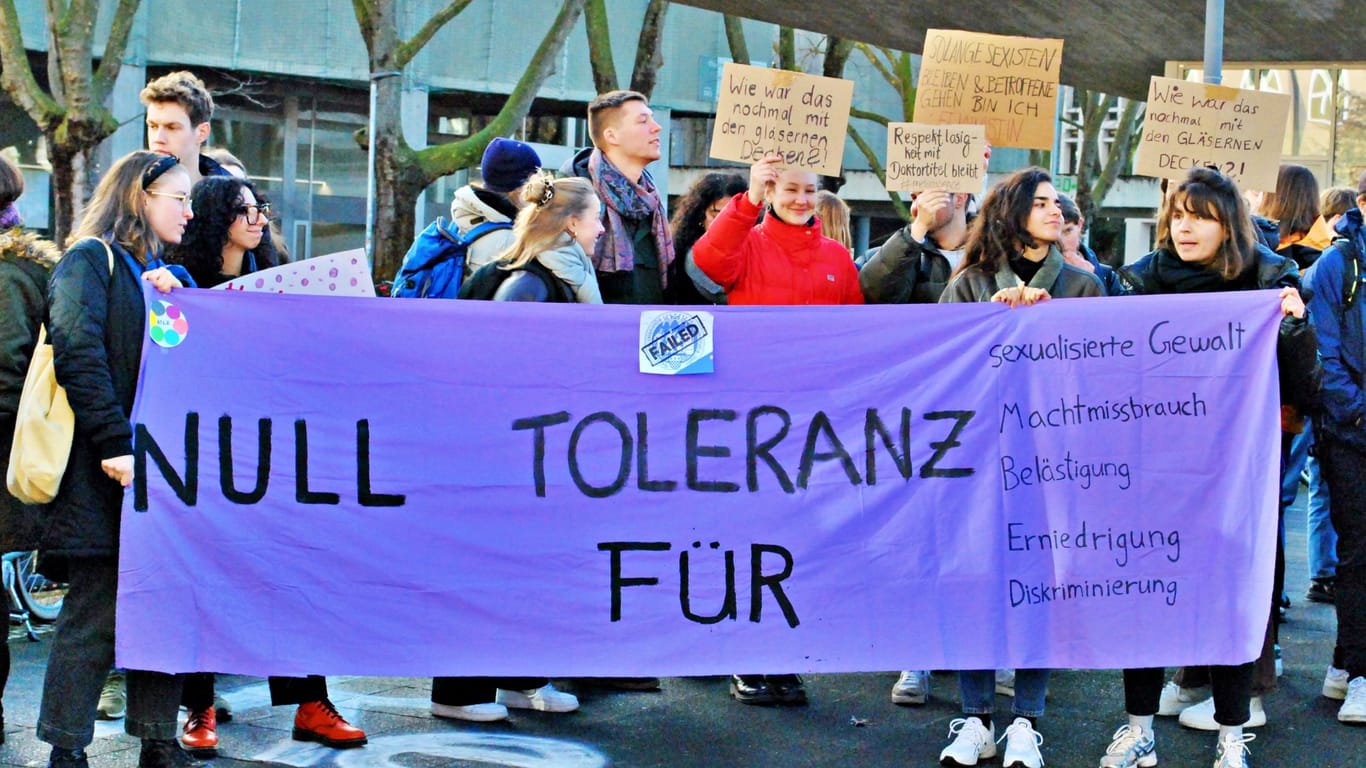 "Null Toleranz": Die Studierenden fordern die sofortige Entlassung des Dozenten.