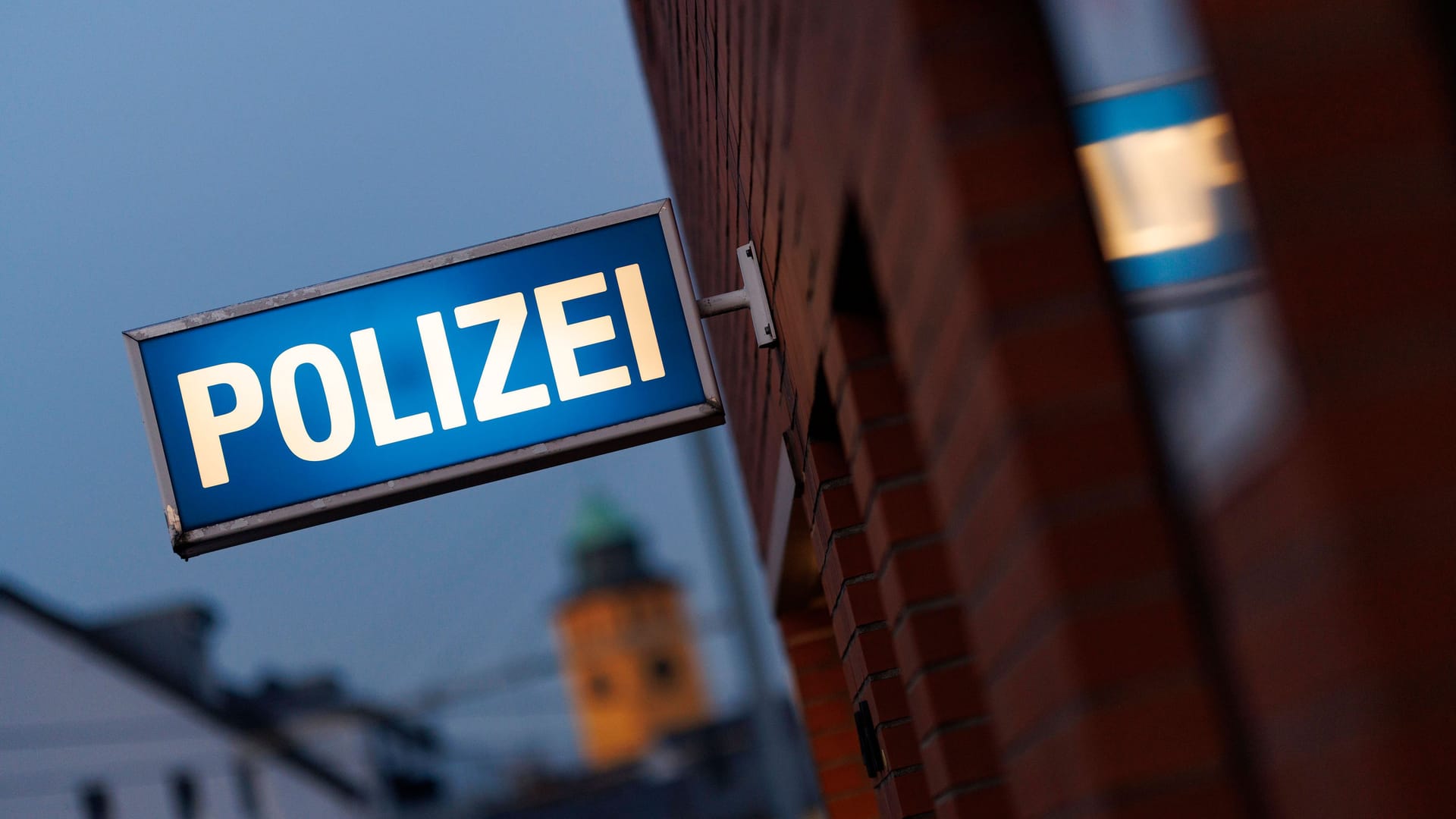 Hinweisschild einer Polizeiwache (Symbolfoto): Die 14-Jährige konnte sich losreißen und rannte weg. Hinweisschild einer Polizeiwache (Symbolfoto): Die 14-Jährige konnte sich losreißen und rannte weg.