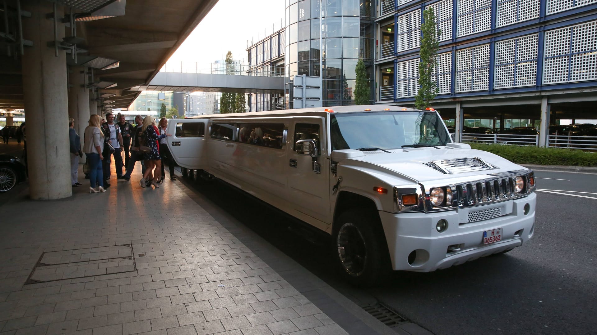 Neben einem Motorrad-Corso wurde Hanebuth auch von einer Limousine empfangen.