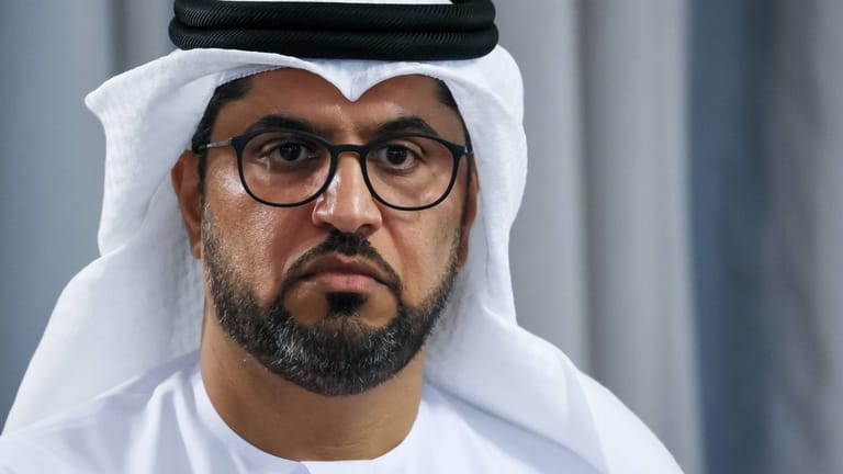 Sultan al-Dschabir bei einer Pressekonferenz: Die UN-Klimakonferenz 2023 findet in den Vereinigten Arabischen Emiraten statt. Den Vorsitz hat der 49-jährige al-Dschabir, Chef des staatseigenen Ölkonzerns.