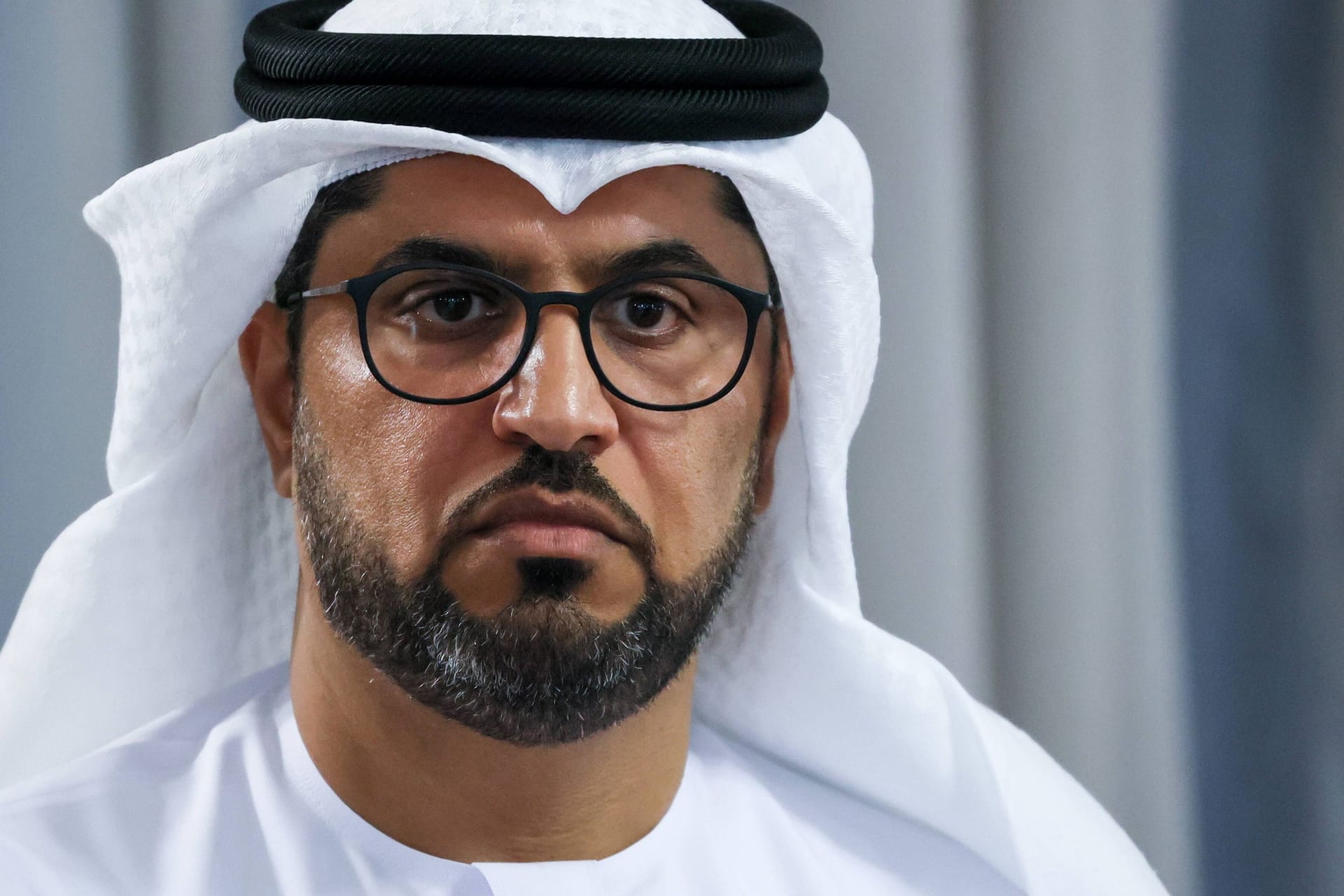 Sultan al-Dschabir bei einer Pressekonferenz: Die UN-Klimakonferenz 2023 findet in den Vereinigten Arabischen Emiraten statt. Den Vorsitz hat der 49-jährige al-Dschabir, Chef des staatseigenen Ölkonzerns.