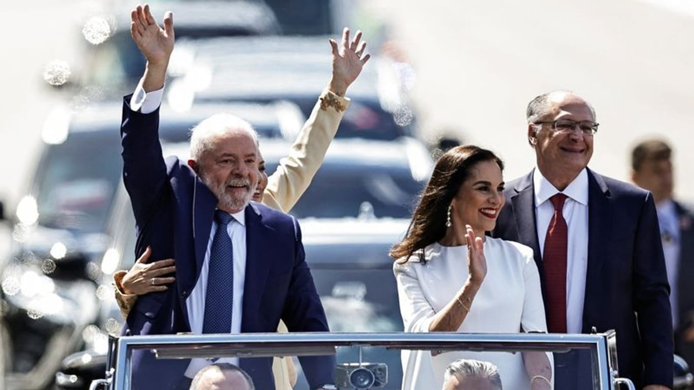 Luiz Inacío Lula da Silva lässt sich auf dem Weg zu seiner Amtseinführung feiern. Sein einstiger Kontrahent und Vorgänger Jair Bolsonaro sorgt bei der Zeremonie auch in Abwesenheit für Probleme.