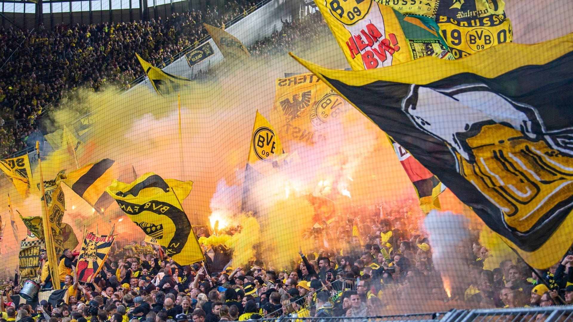Pyrotechnik im Dortmunder Block Pyrotechnik im Dortmunder Block