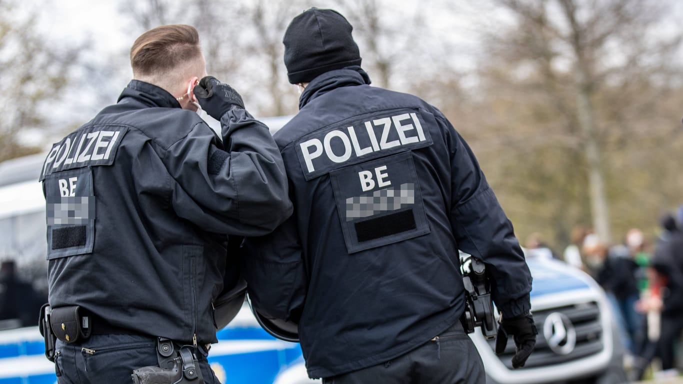 Berliner Polizisten im Einsatz (Symbolbild): Das Fahrzeug wird nun technisch untersucht.