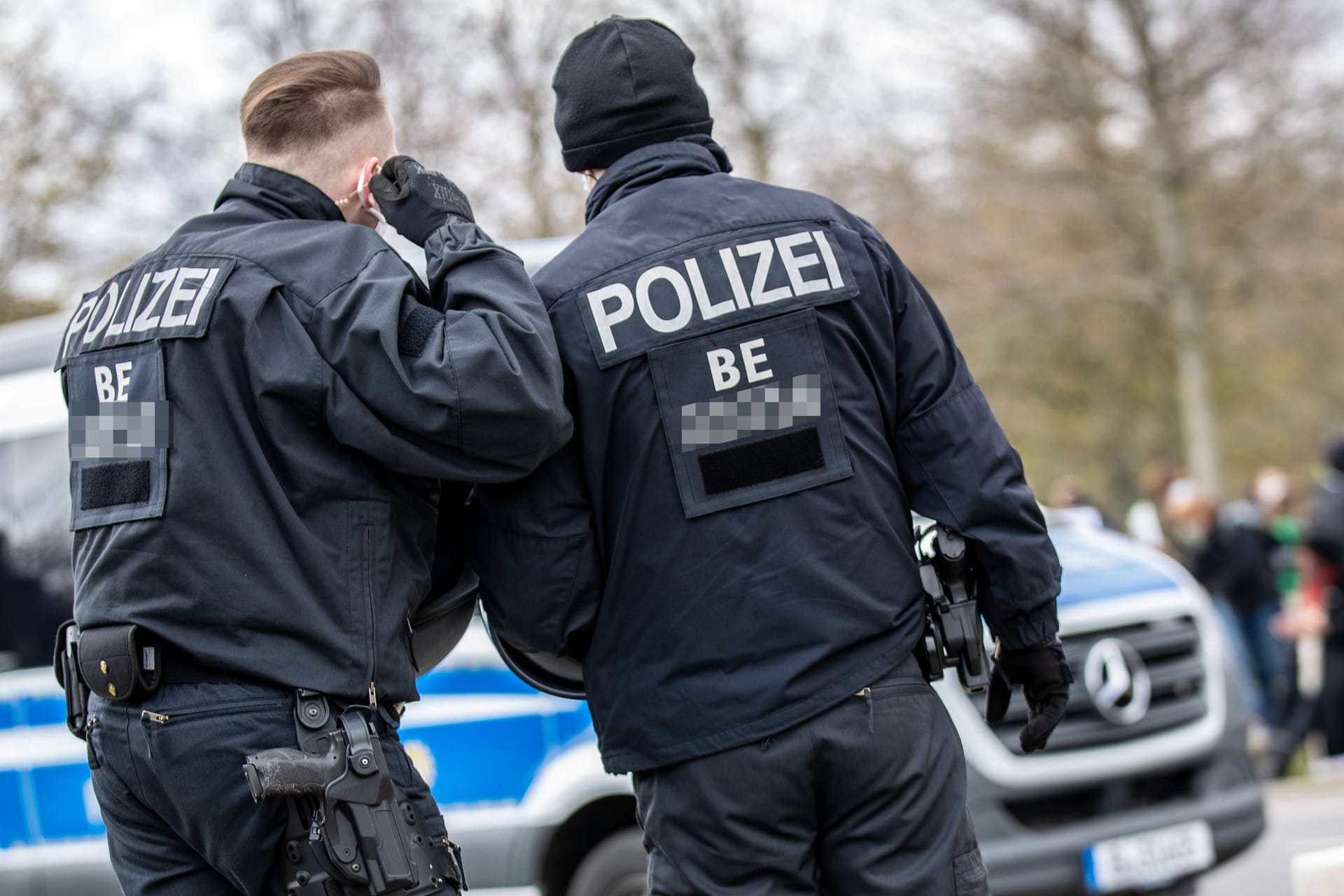 Berliner Polizisten im Einsatz (Symbolbild): Das Fahrzeug wird nun technisch untersucht.