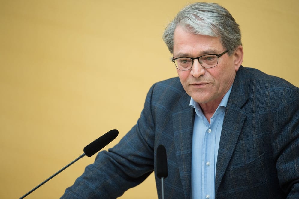 Sepp Dürr (Bündnis 90/Die Grünen) spricht 2018 bei einer Sitzung im Landtag (Archivbild): Nun ist er im Alter von 69 Jahren gestorben.