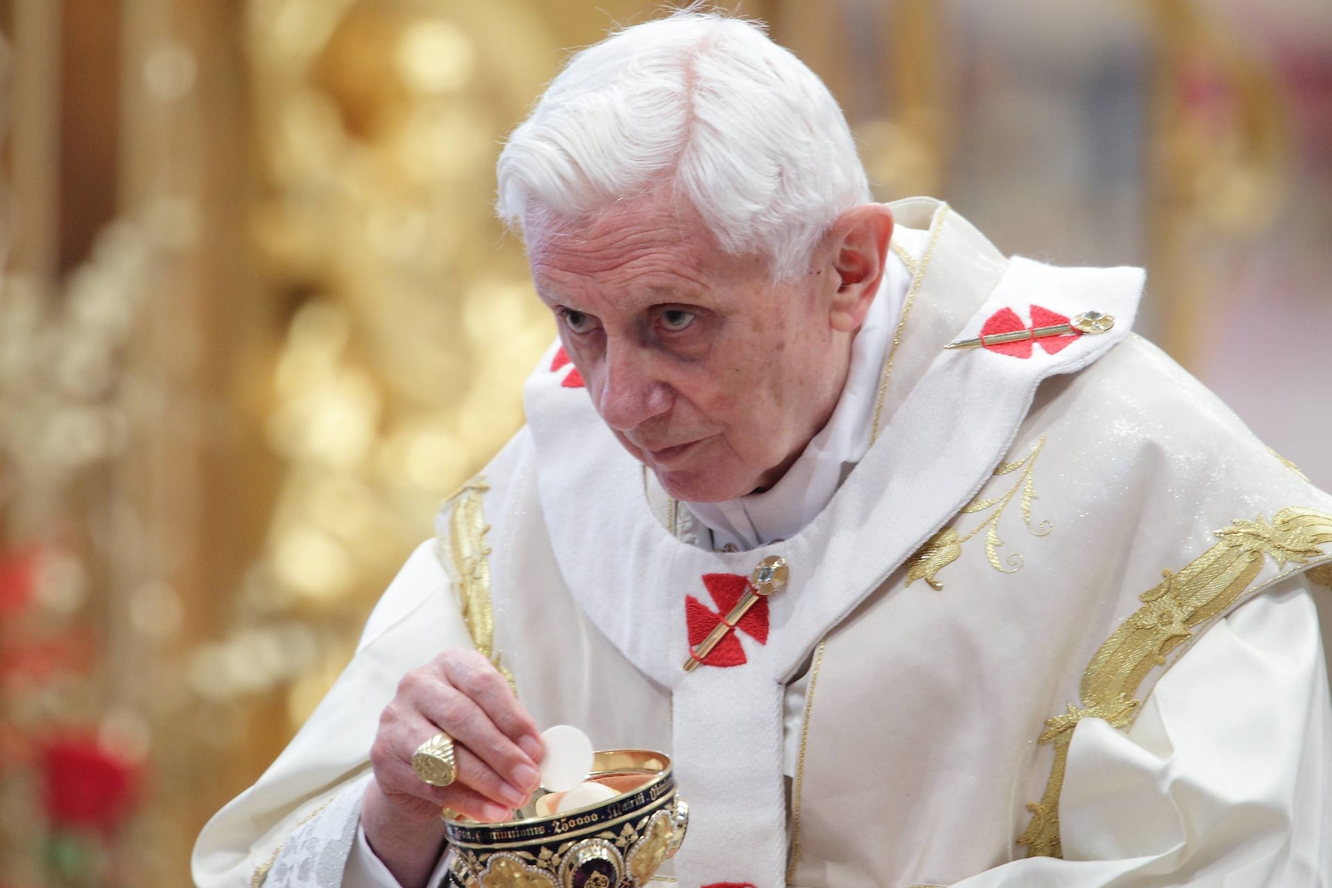 Papst Benedikt XVI. bei der Heiligen Messe in der Petersbasilika im Vatikan im Jahr 2013 (Archivbild): Ein Ereignis im Jahr 2013 rückt den Tod des Papstes in ein anderes Licht.