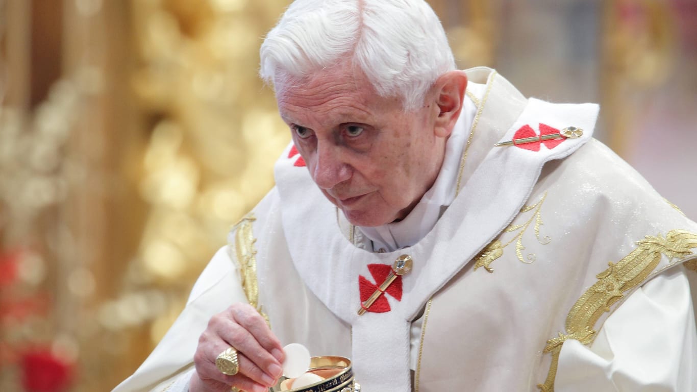 Papst Benedikt XVI. bei der Heiligen Messe in der Petersbasilika im Vatikan im Jahr 2013 (Archivbild): Ein Ereignis im Jahr 2013 rückt den Tod des Papstes in ein anderes Licht.