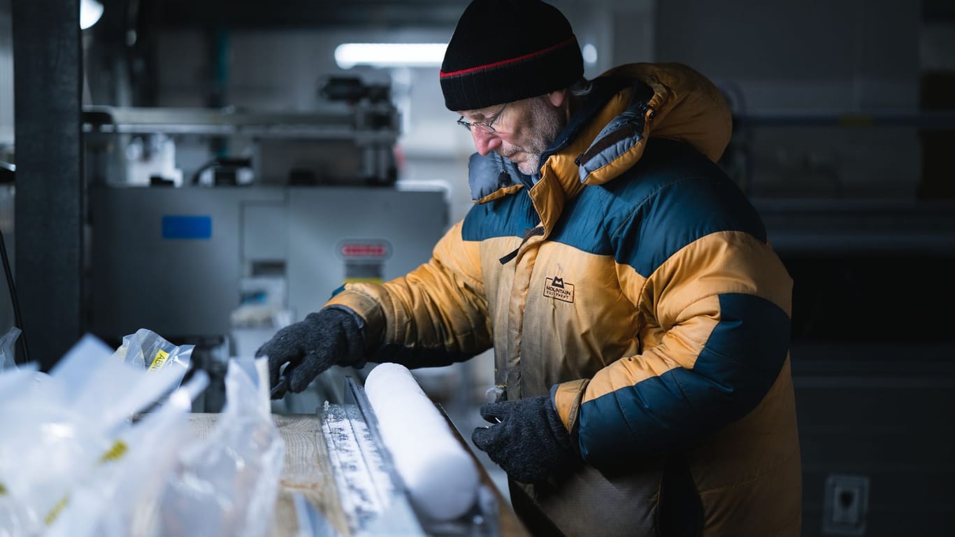 AWI-Glaziologe Dr. Sepp Kipfstuhl arbeitet an einem insgesamt 120 Meter langen Bohrkern aus der Antarktis. Der Kern wird dafür in einzelne Segmente zerteilt.