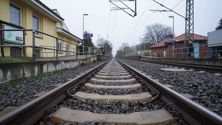 Blick auf die Gleise und den Bahnsteig im Bahnhof von Brokstedt: Kurz vor dem Halt in der schleswig-holsteinischen Kleinstadt kam es zu dem Messerangriff in einem Regionalzug.