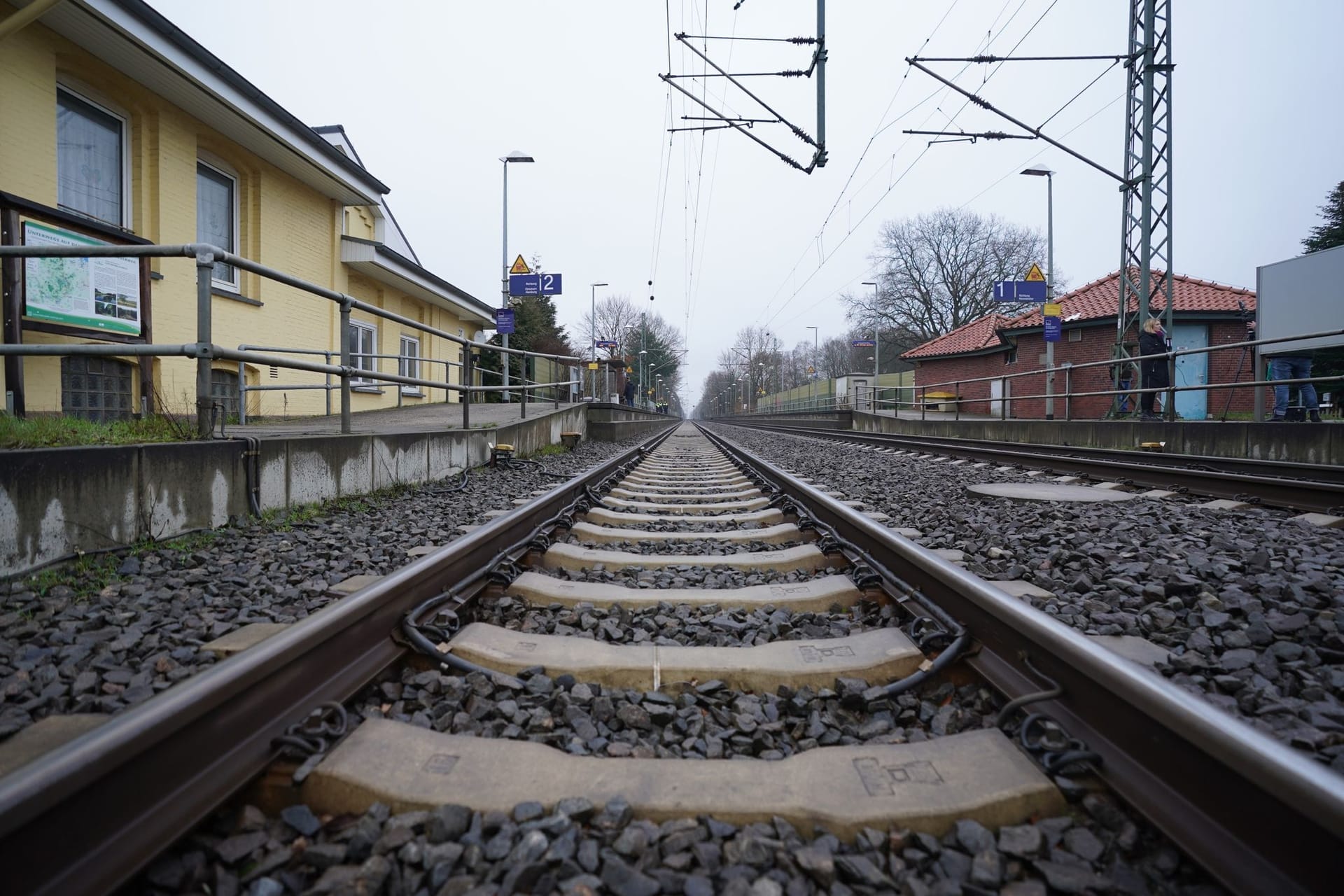 Blick auf die Gleise und den Bahnsteig im Bahnhof von Brokstedt: Kurz vor dem Halt in der schleswig-holsteinischen Kleinstadt kam es zu dem Messerangriff in einem Regionalzug.