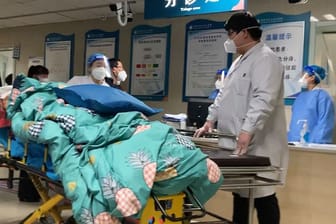 Überfüllte Krankenhäuser: Nach dem Ende der rigorosen Null-Toleranz-Strategie in China verbreitet sich das Virus mit hoher Geschwindigkeit.