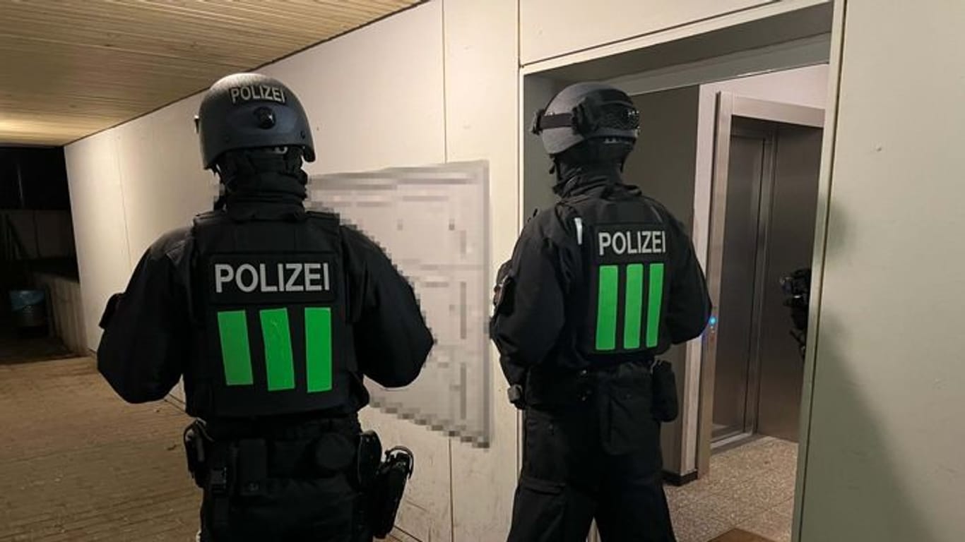 Einsatzkräfte der Bonner Polizei: In Medinghoven und Duisdorf wurden sechs Wohnungen durchsucht.