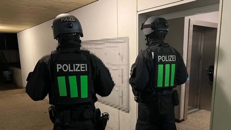 Polizisten im Einsatz (Archivbild): Die Bonner Polizei durchsuchte Anfang Januar die Wohnungen von sechs Verdächtigen.
