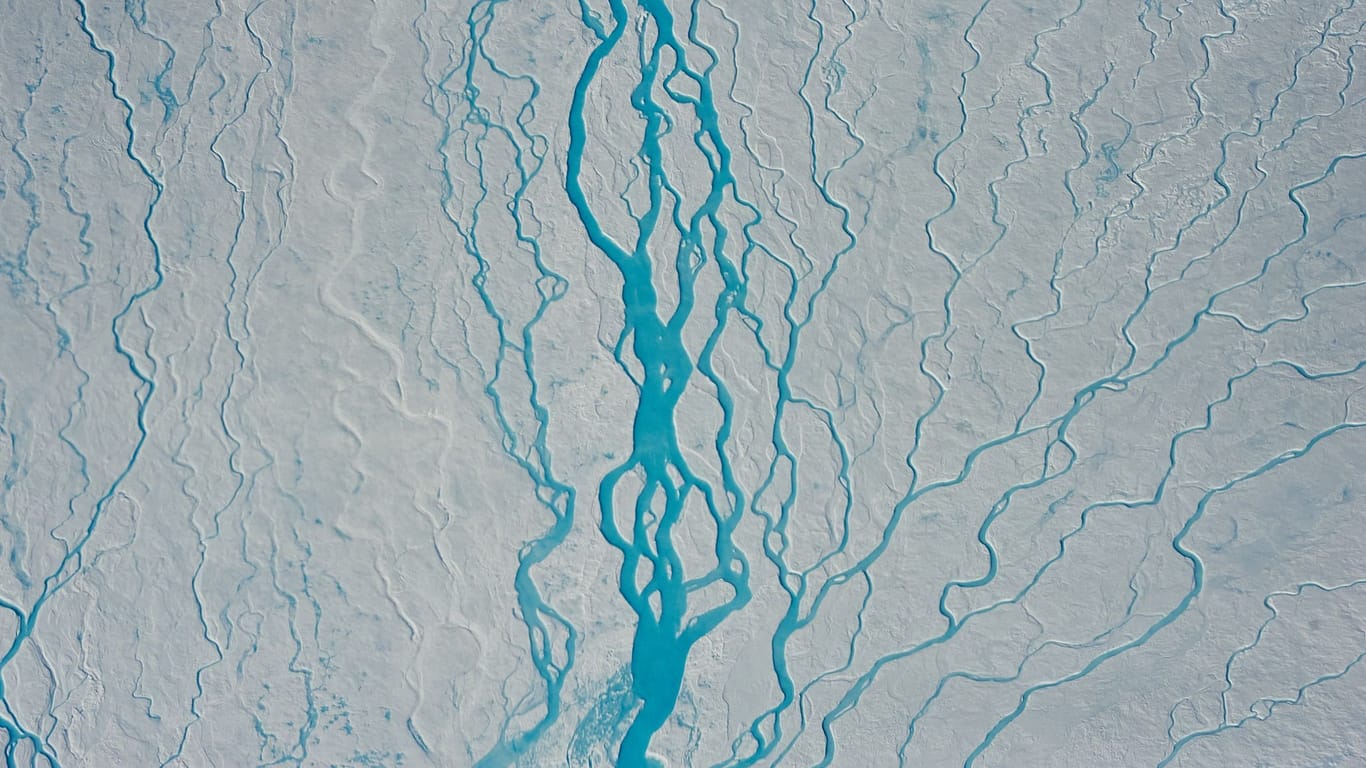 Schmelzwasserflüsse im grönländischen Inlandeis: In den Höhenlagen des Eisschilds war das erste Jahrzehnt des 21. Jahrhunderts das wärmste seit 1.000 Jahren.