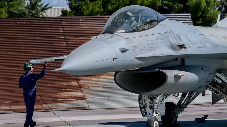 Ein F-16-Kampfjet(Archivbild): In einer Umfrage lehnen die meisten Lieferungen an die Ukraine ab.