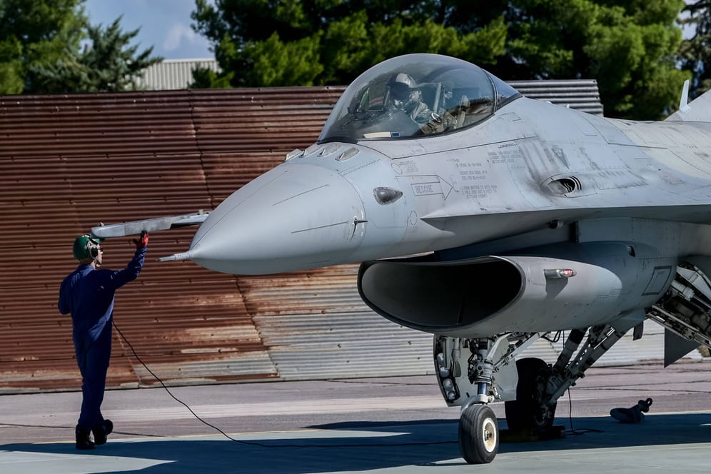 Ein F-16-Kampfjet(Archivbild): In einer Umfrage lehnen die meisten Lieferungen an die Ukraine ab.