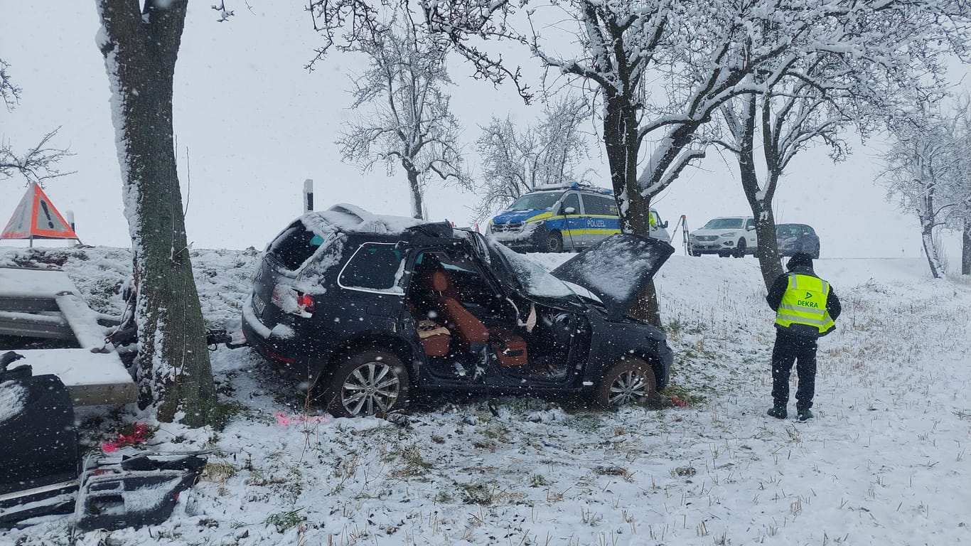 Der Unfallort am Mittwoch: Ein VW kam in einer S-Kurve mit seinem Anhänger durch den Schnee auf der Straße ins Schleudern.