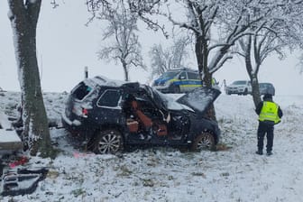 Der Unfallort am Mittwoch: Ein VW kam in einer S-Kurve mit seinem Anhänger durch den Schnee auf der Straße ins Schleudern.