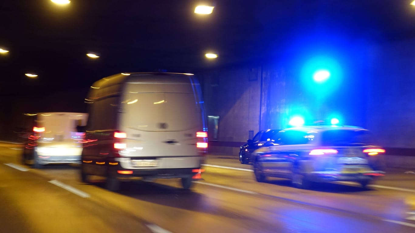 Streifenwagen in einem Tunnel (Symbolbild): Der Vincketunnel war über Stunden gesperrt.