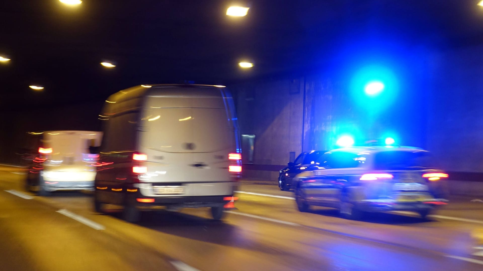 Streifenwagen in einem Tunnel (Symbolbild): Der Vincketunnel war über Stunden gesperrt. Streifenwagen in einem Tunnel (Symbolbild): Der Vincketunnel war über Stunden gesperrt.