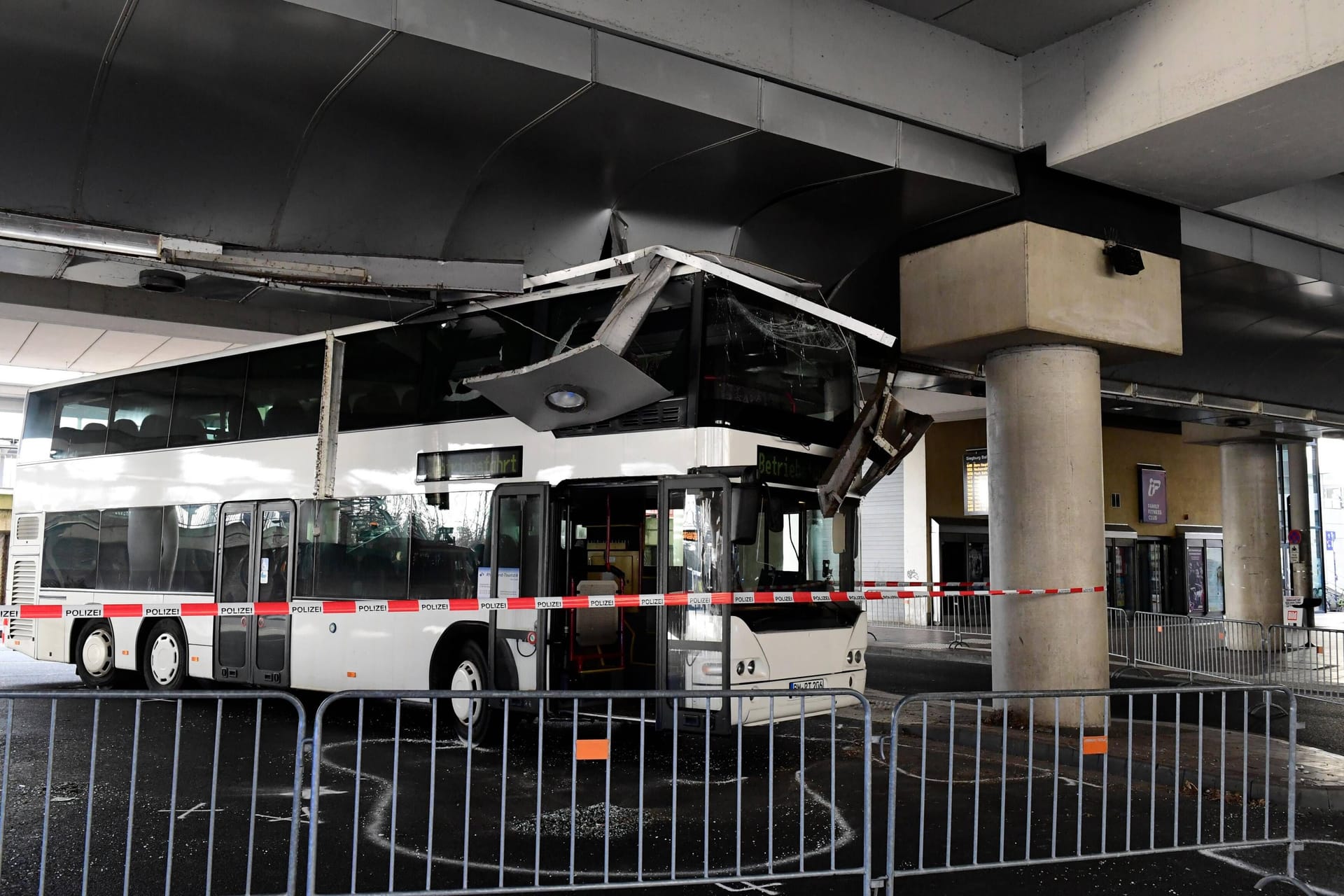 Das Dach des Busses hat sich in der Decke verkeilt: Hier kann jetzt erstmal niemand fahren.