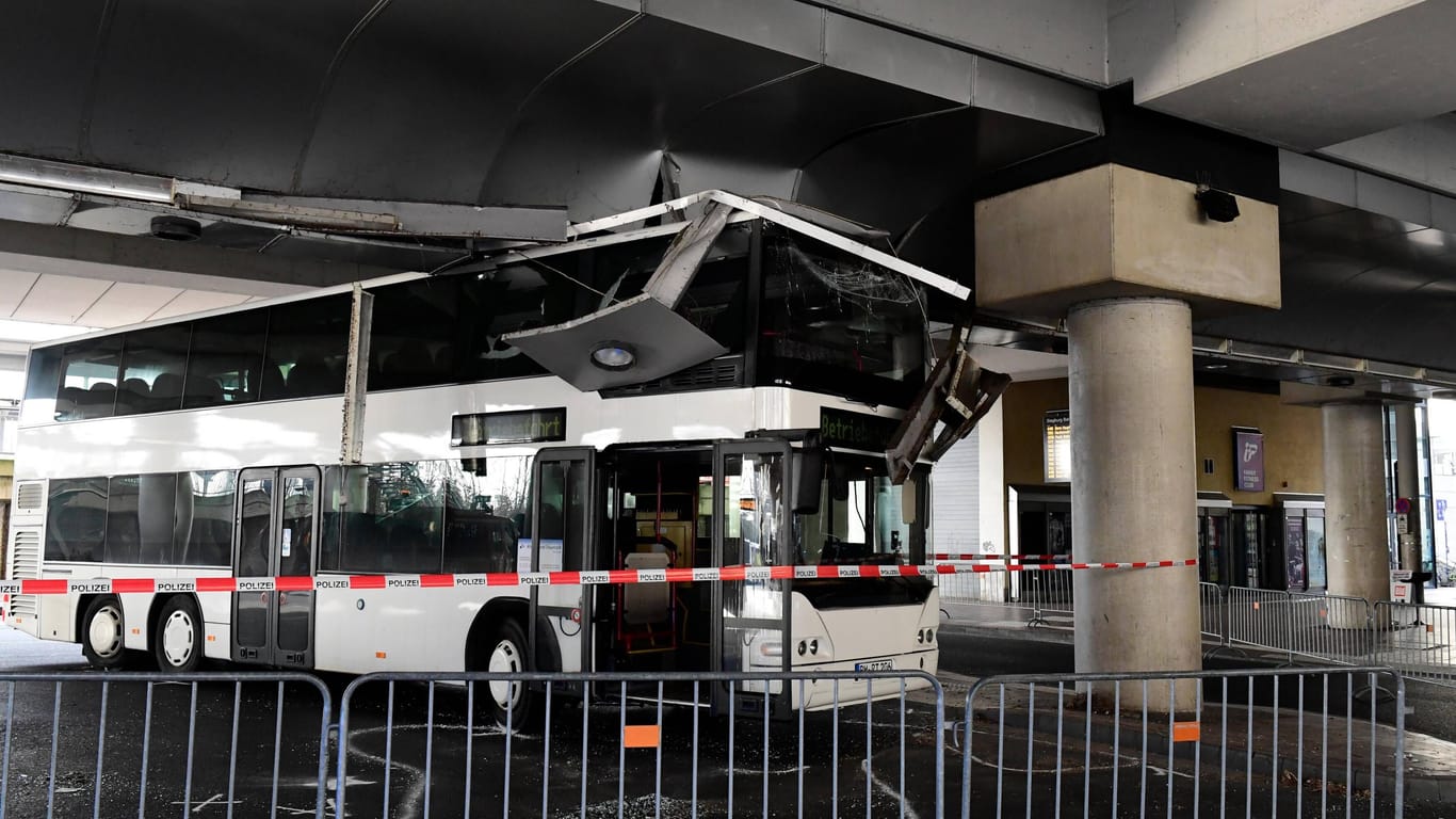 Das Dach des Busses hat sich in der Decke verkeilt: Hier kann jetzt erstmal niemand fahren.