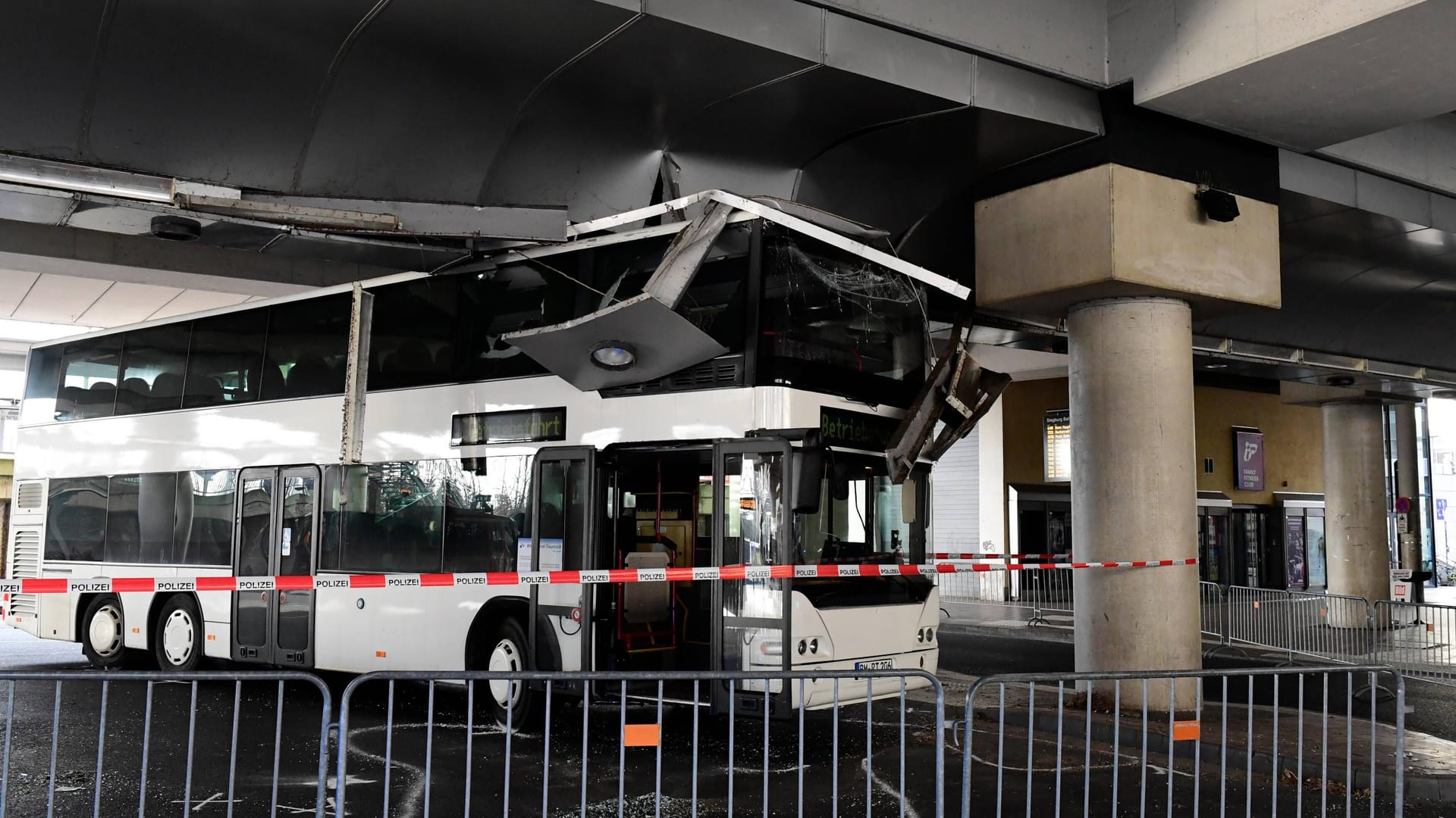 Das Dach des Busses hat sich in der Decke verkeilt: Hier kann jetzt erstmal niemand fahren.