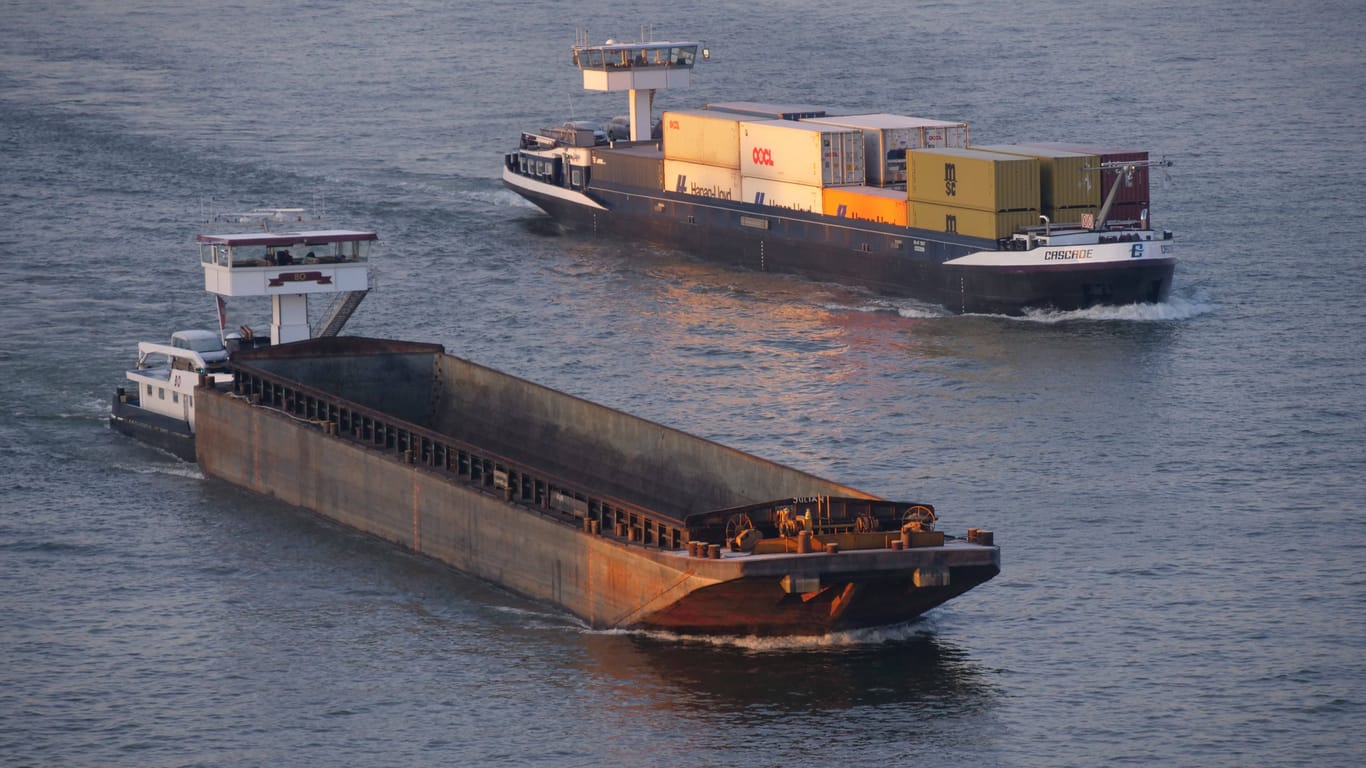 Zwei Frachter auf dem Wasser (Symbolfoto): Erst wenn der Schaden behoben ist, darf das Schiff wieder auslaufen.