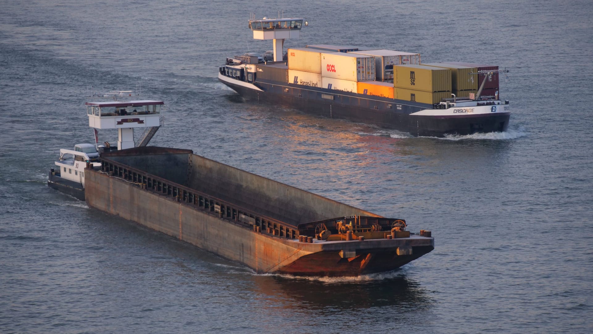 Zwei Frachter auf dem Wasser (Symbolfoto): Erst wenn der Schaden behoben ist, darf das Schiff wieder auslaufen. Zwei Frachter auf dem Wasser (Symbolfoto): Erst wenn der Schaden behoben ist, darf das Schiff wieder auslaufen.